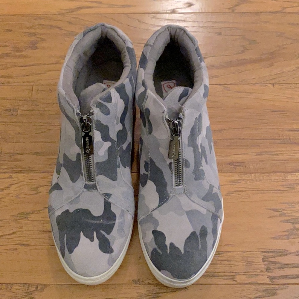 Blondo Grey Camo Wedge Bootie Size 8 EUC, Waterproof